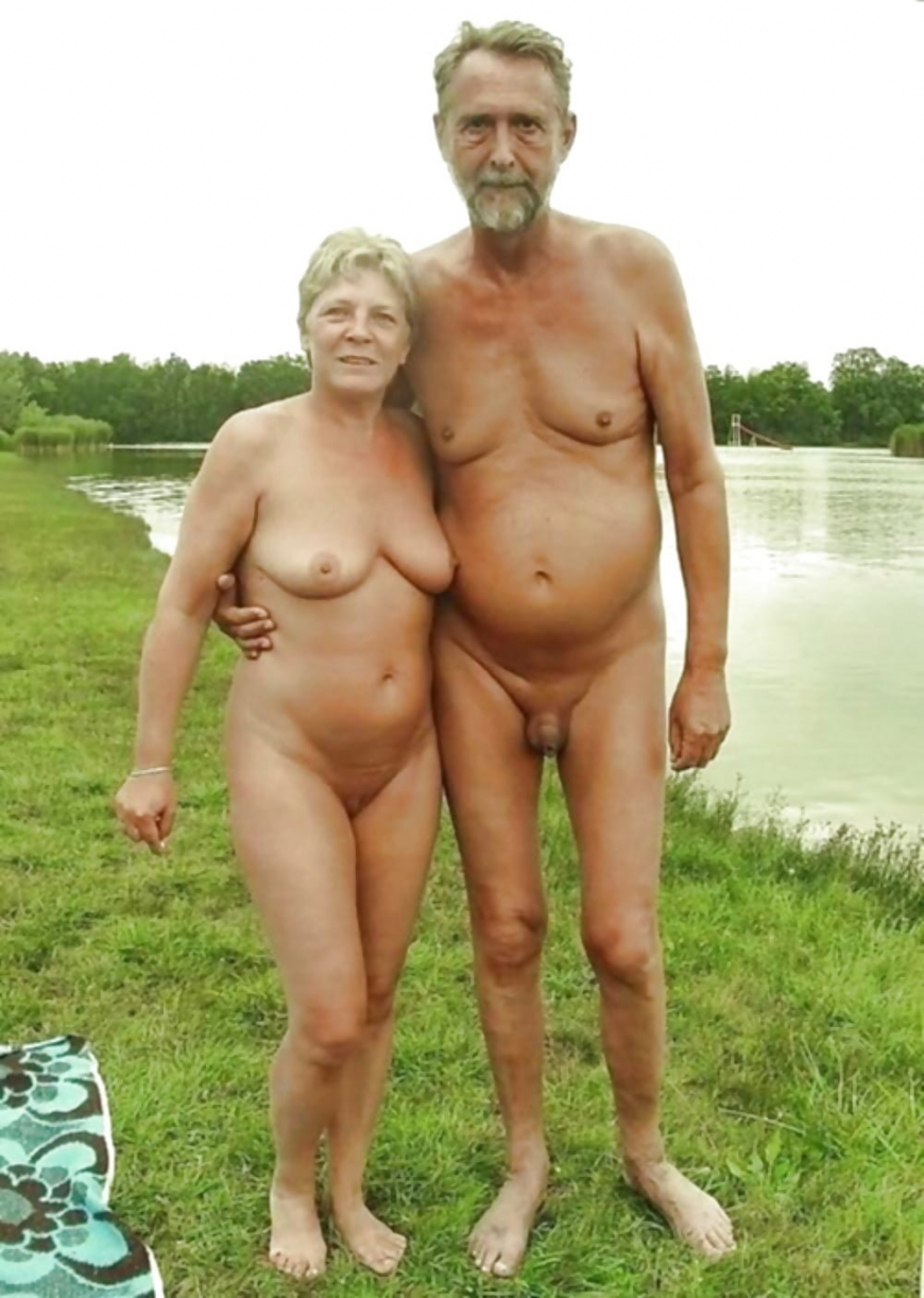Голые зрелые пары на даче