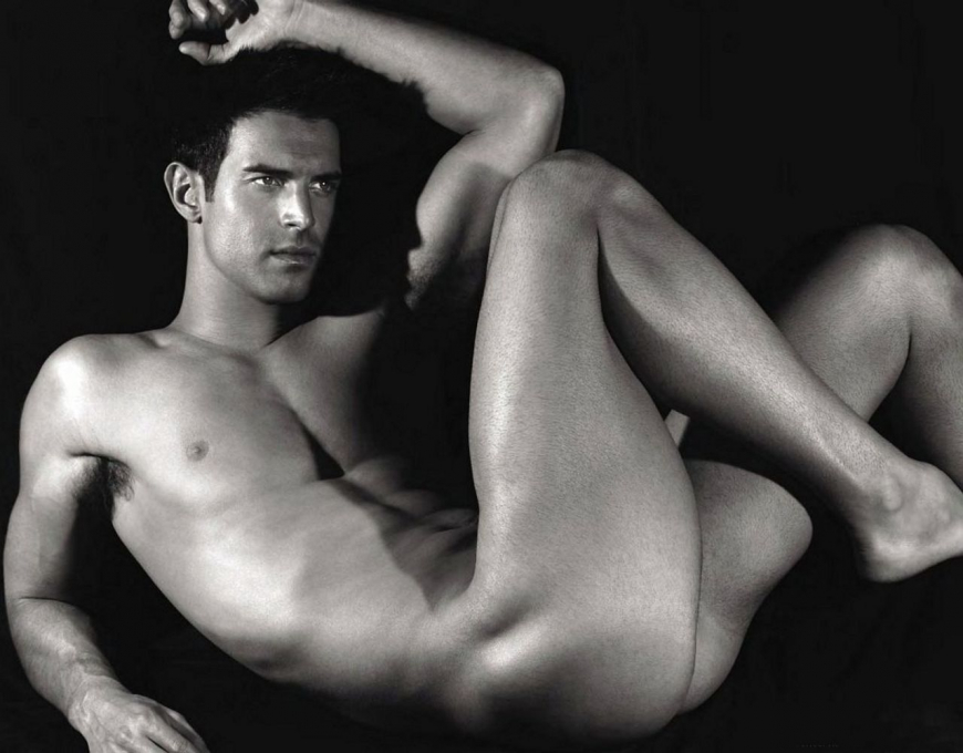 Дэвид Ганди голый