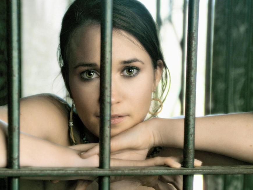 Голые женщины за решеткой