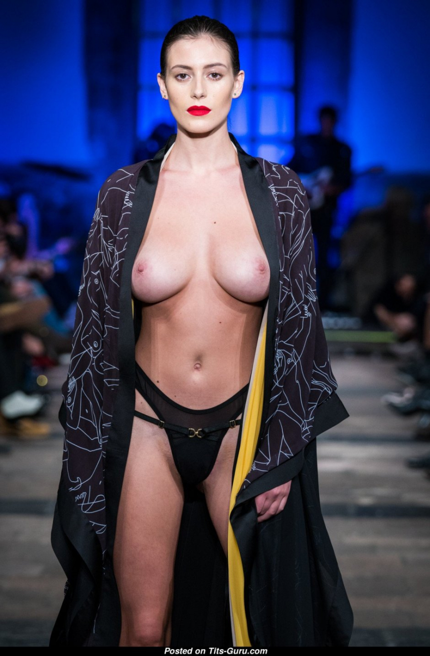 Голые манекенщицы на подиуме