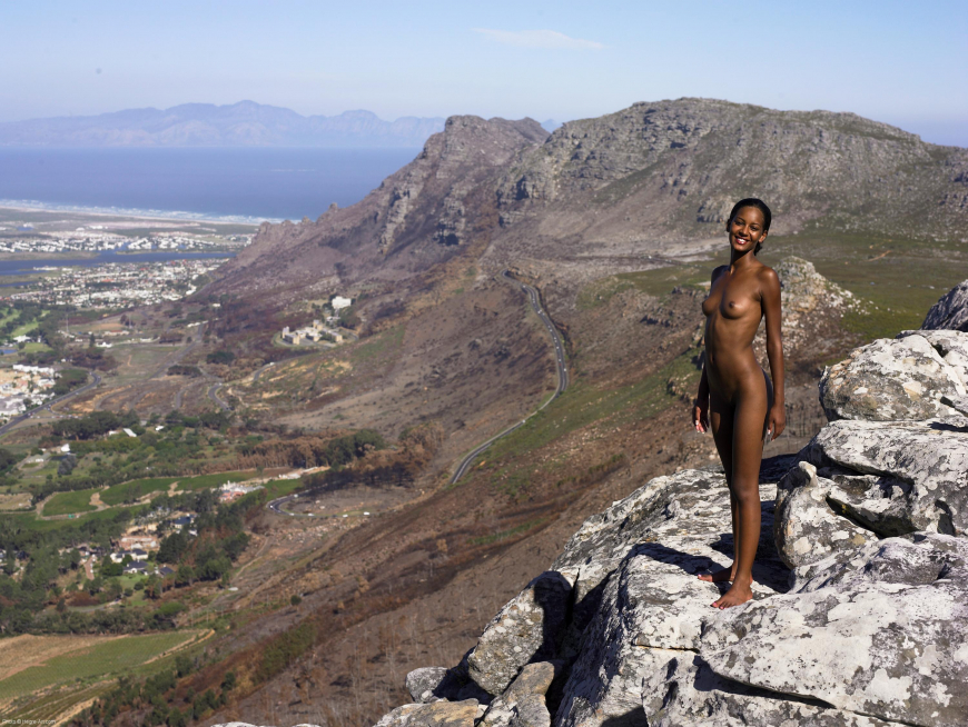 Голая баба на вершине горы