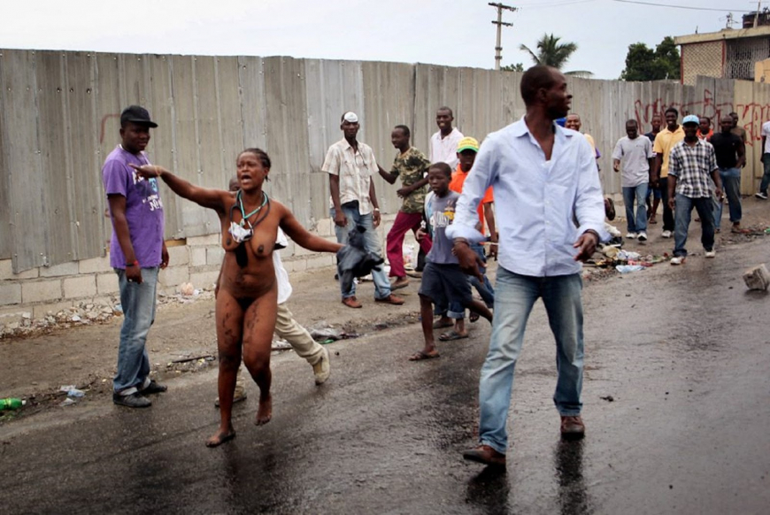 Наказание голых женщин публичное Африка