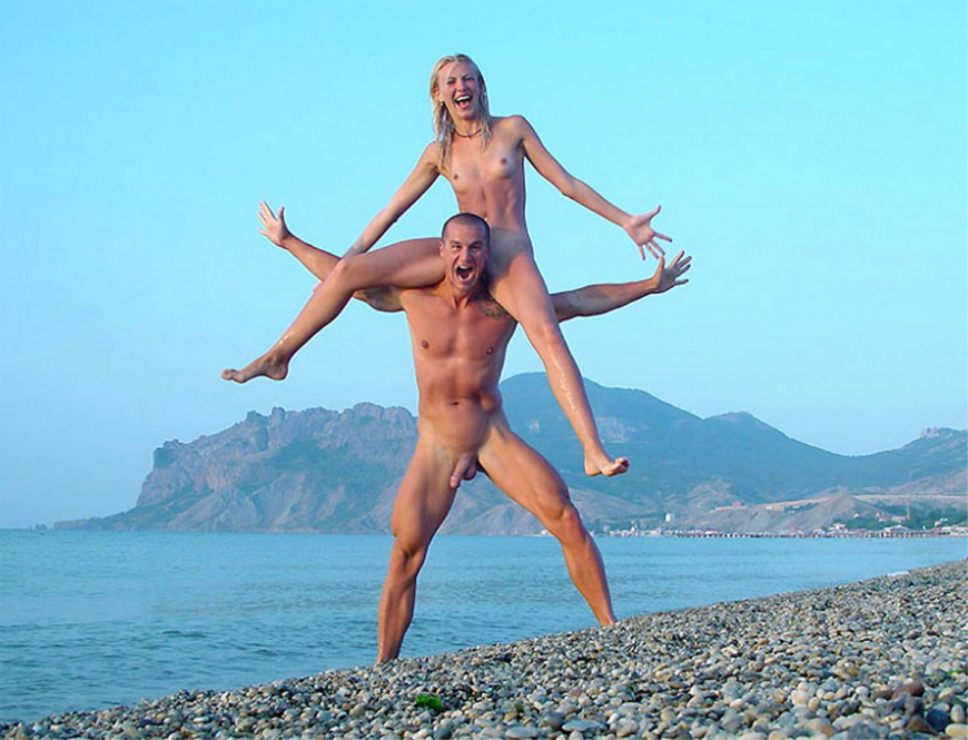 Голые мужчины на пляже в Крыму