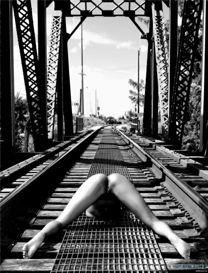 Голые женщины на рельсах