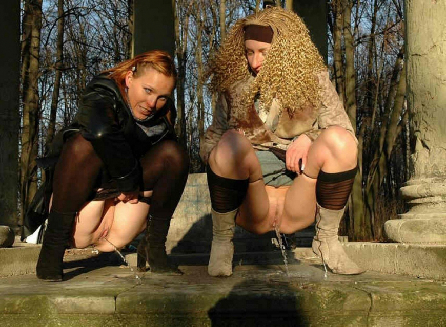 Женский писсинг на улице