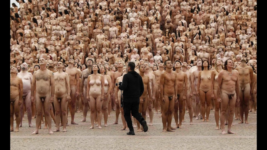 Очень много голых людей