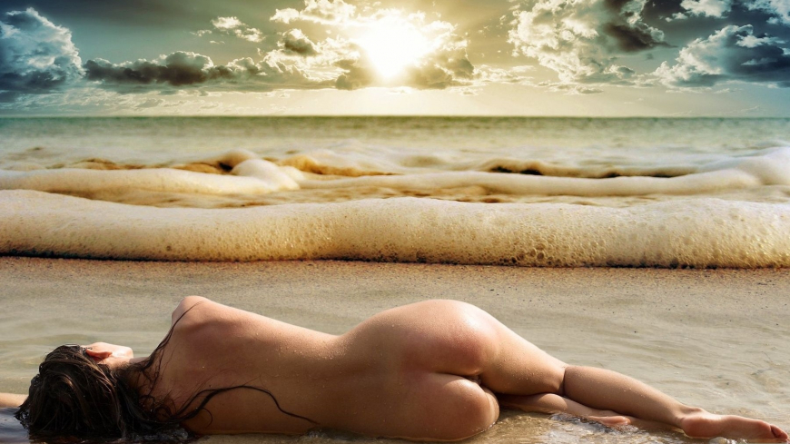 Голые женщины на берегу моря
