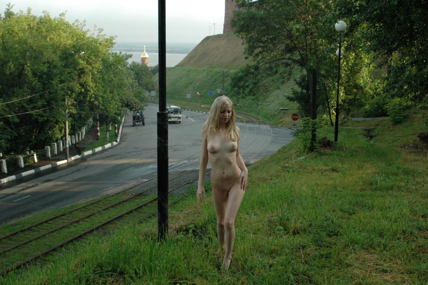 Женщина раздевается на улице