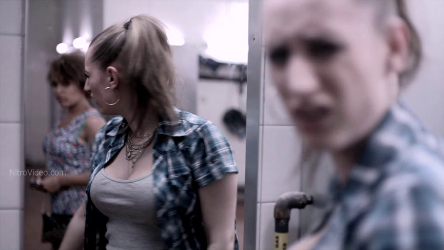 Lauren Socha грудь