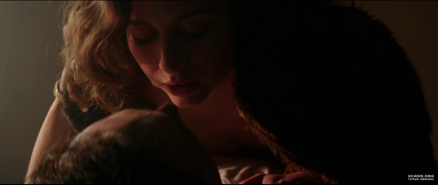 Голые хрупкие брюнетки