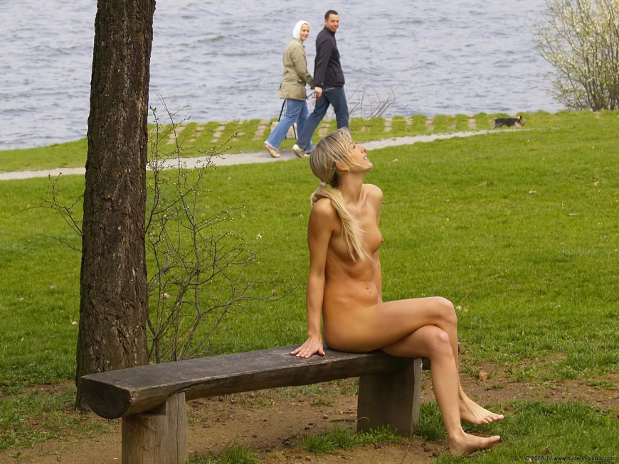 Голые блондинки гуляют по парку