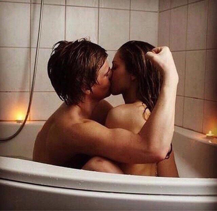 Двое в ванной