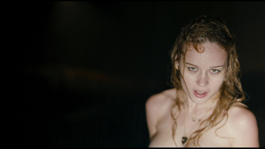 Таннер Холл Бри Ларсон душ