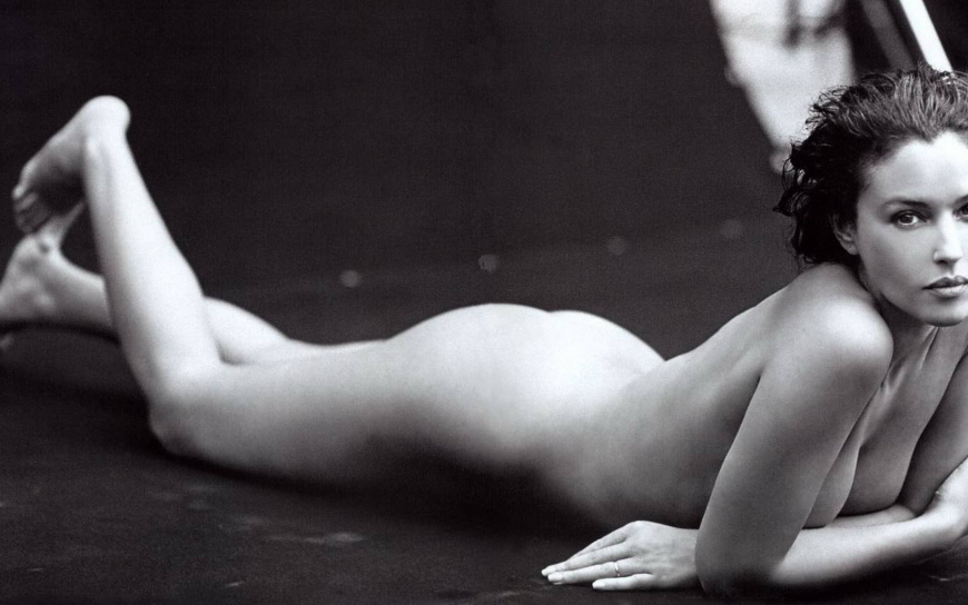 Моника Белуччи грудь