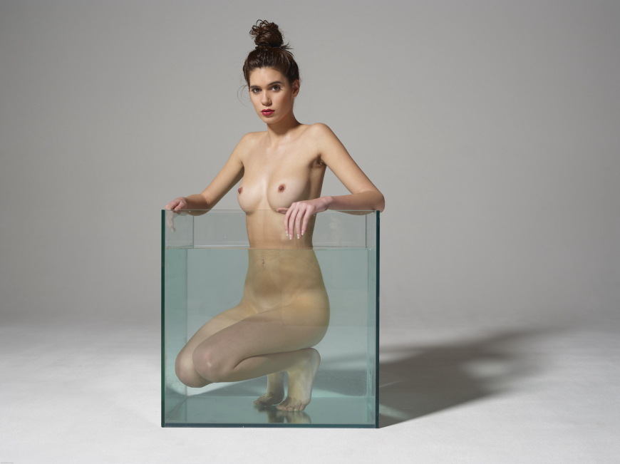 Голая Меган Фокс с раздвинутыми ногами