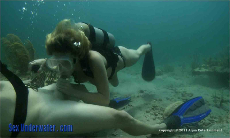 Голые женщины с ластами под водой