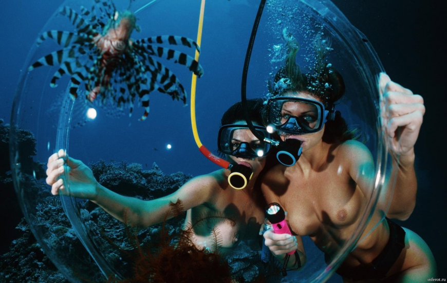 На море голышом под водой