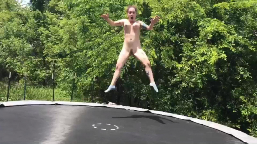 Прыжки на батуте голышом