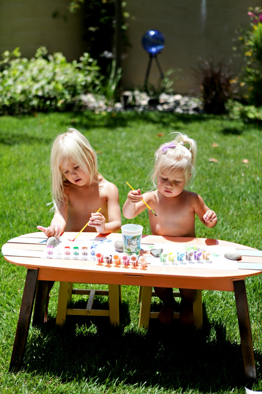 Голые детишки на улице