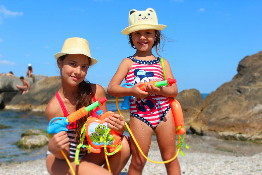 Семья натуралистов на пляже