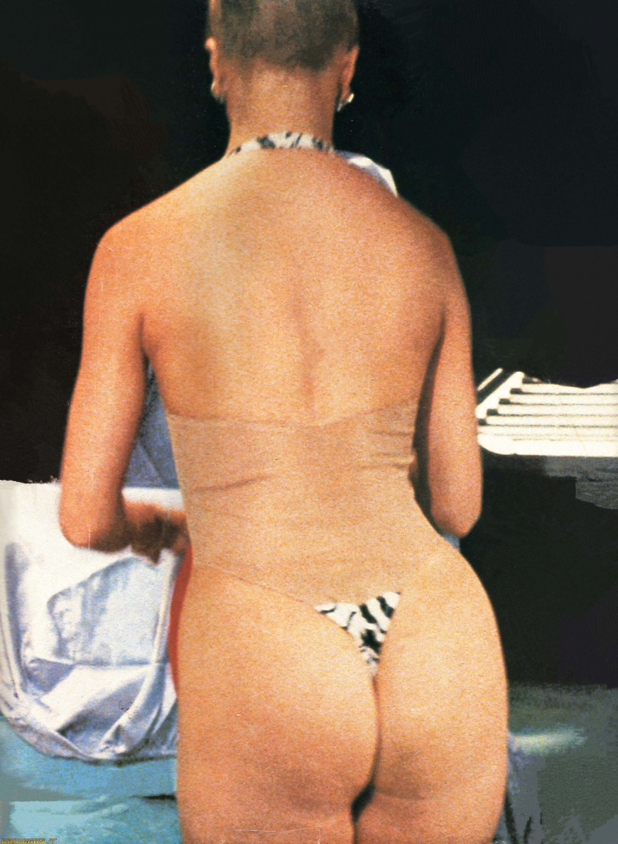 Голди Хоун голая за бортом