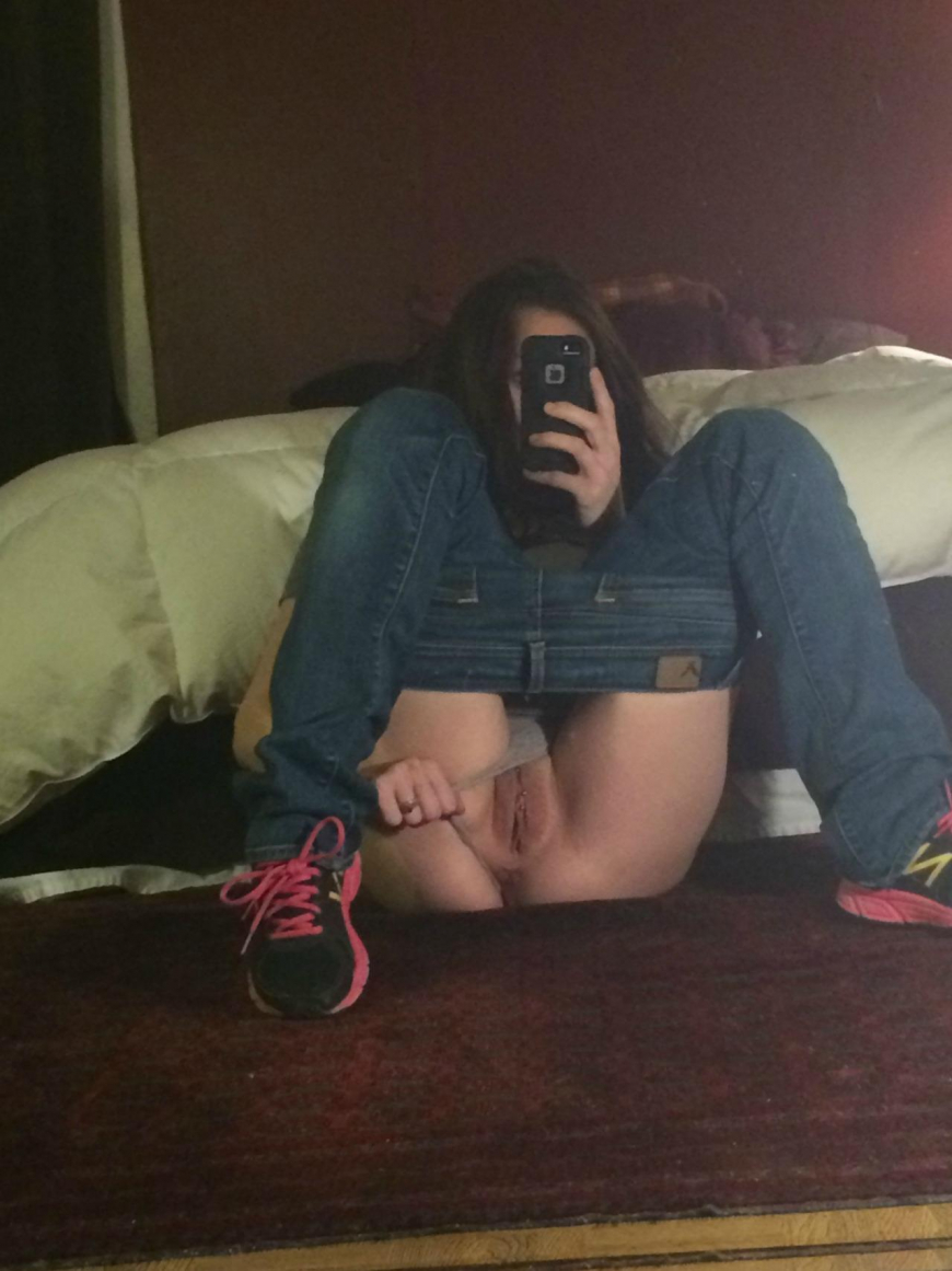 Селфи с раздвинутыми ногами без трусов