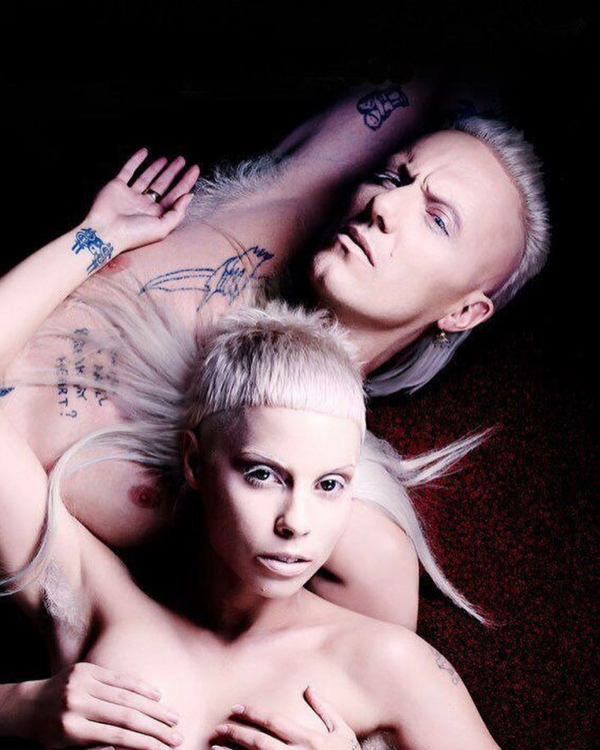 Die antwoord разделась на сцене