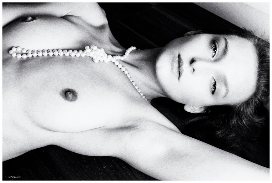 Милая девушка кокетничает ню