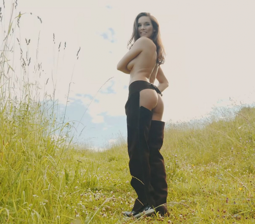 Красотка на всю голову голая