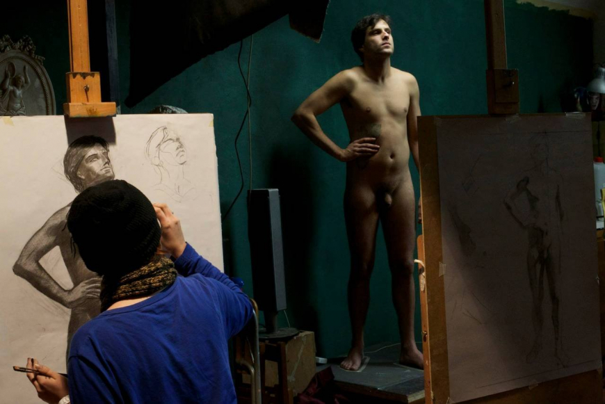 Голый натурщик и художницы