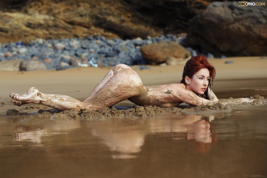 Девушки в грязевых ваннах