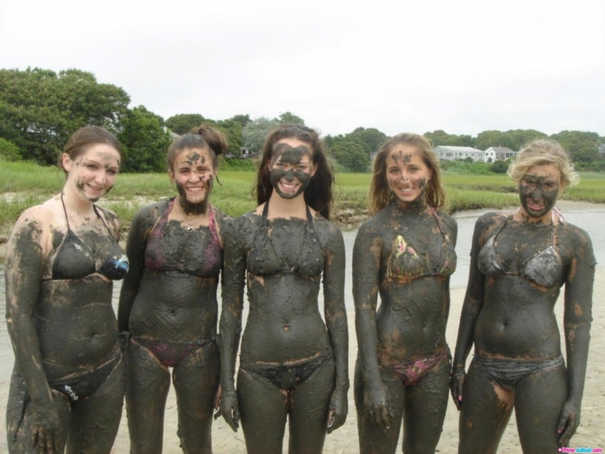 Голые девки купаются в грязи