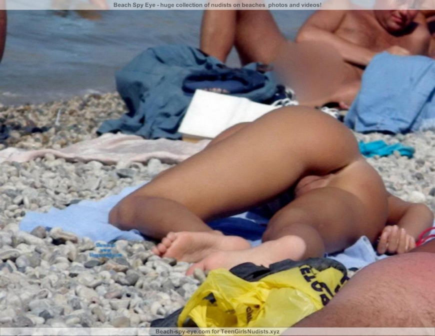 Подглядываем за голыми на пляже