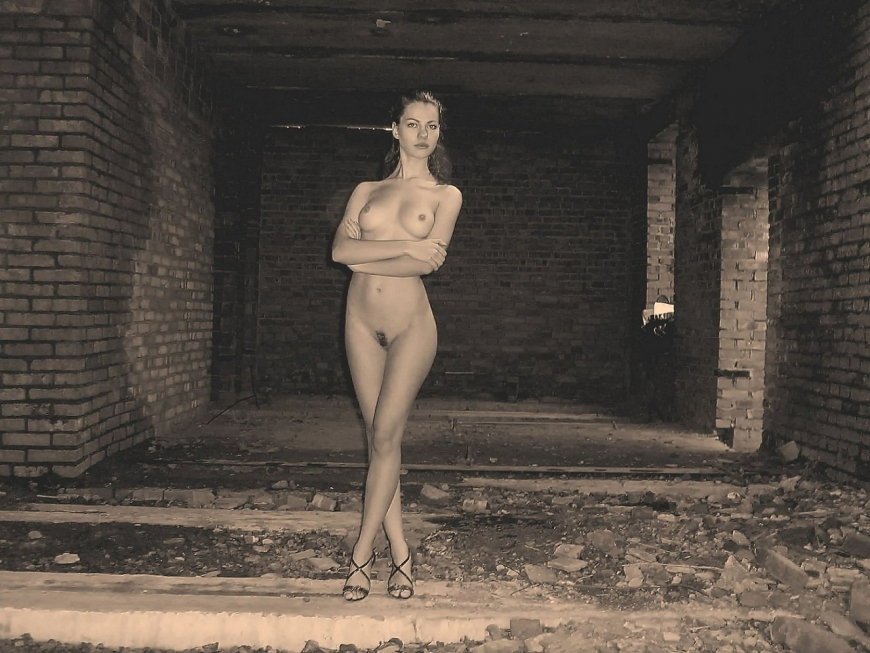 Ню девушки в заброшенных зданиях