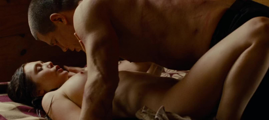 Элизабет Олсен голая попка