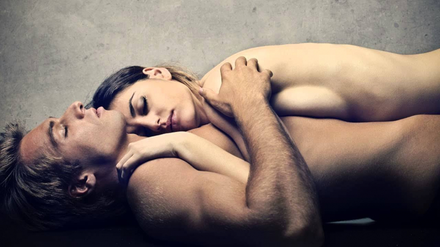 Голые влюбленные в постели
