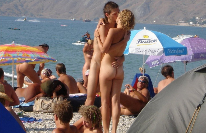 Голые нудистки на пляже Лисья бухта