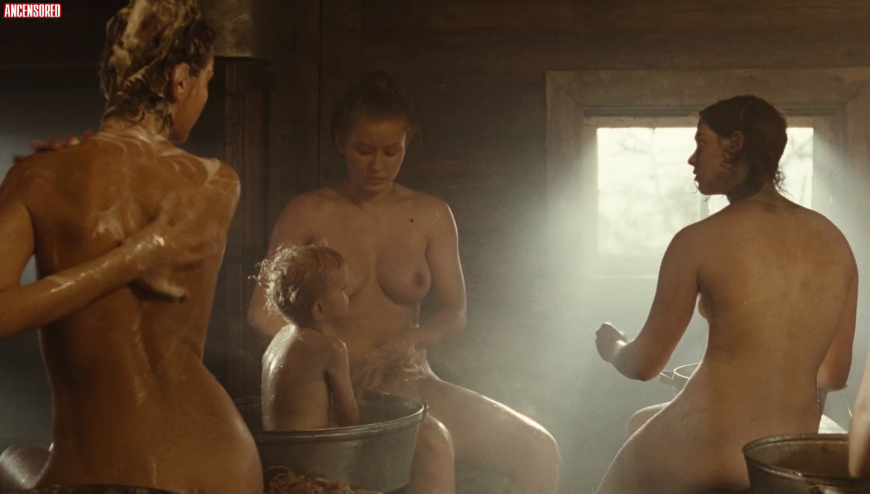 Юлия Пересильд край баня