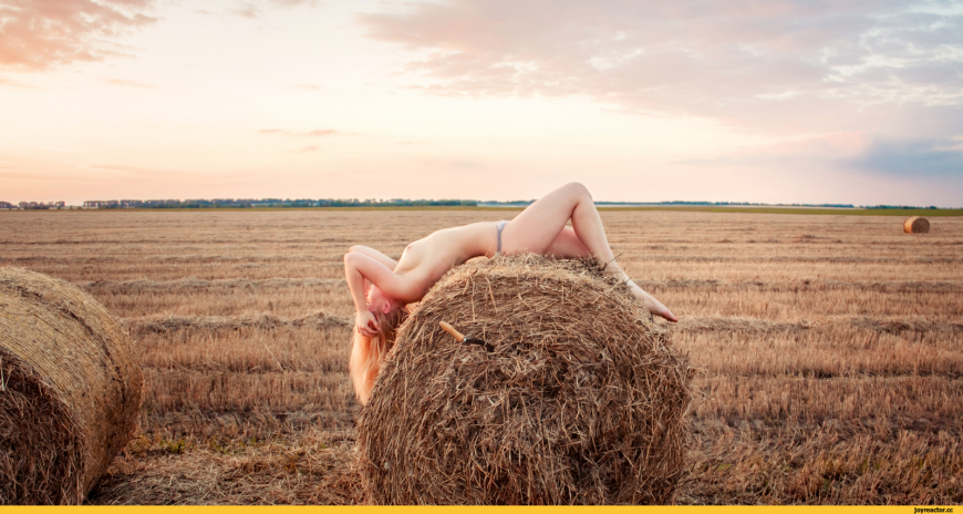 Эротическая фотосессия на поле с сеном