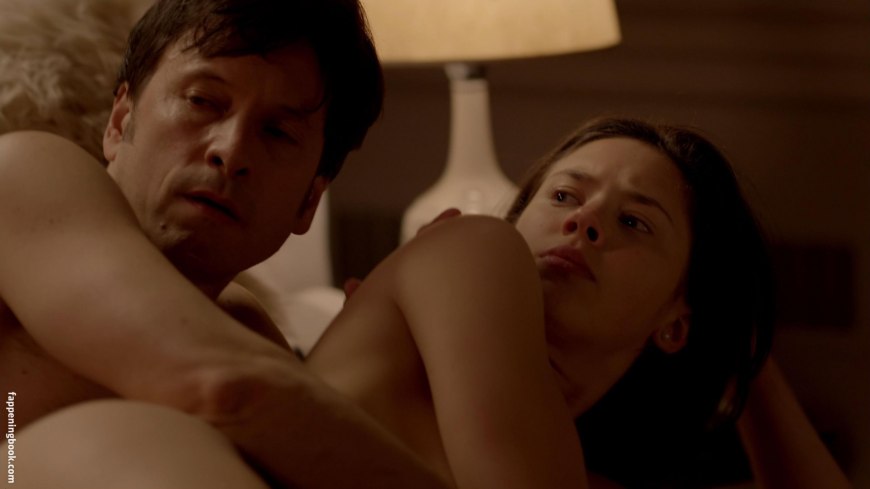 Юная красотка показывает свое тело