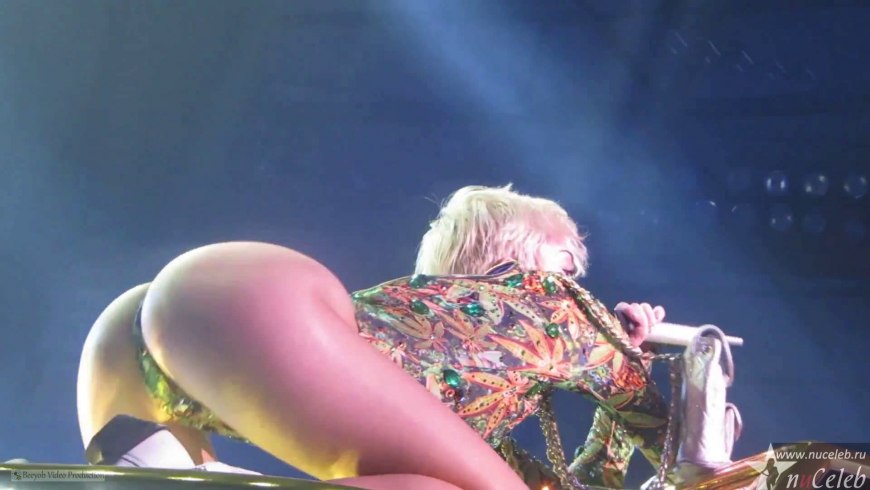 Майли Сайрус без трусов на сцене