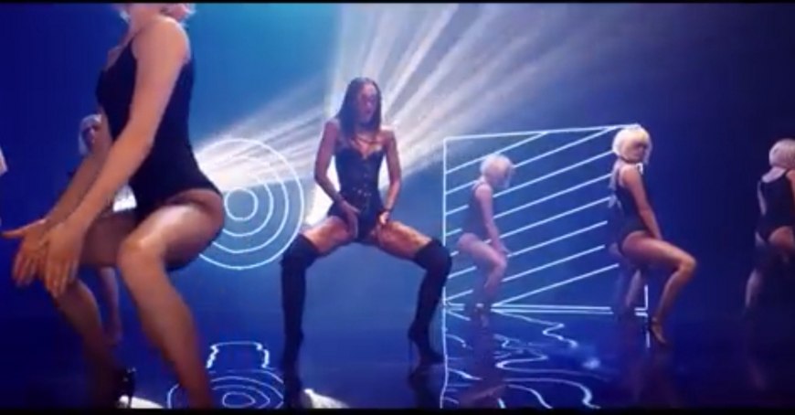 Голая блондинка у камина