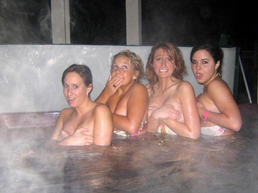 Девушки в бане подловили