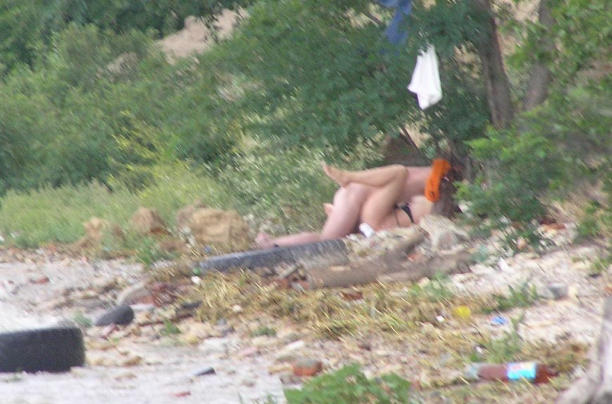 Спалил парочку на природе