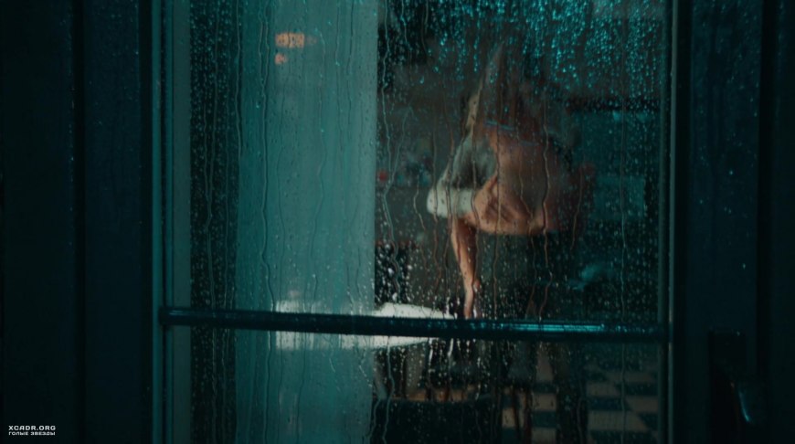 Голенькая самочка с волосатой киской на пшеничном поле