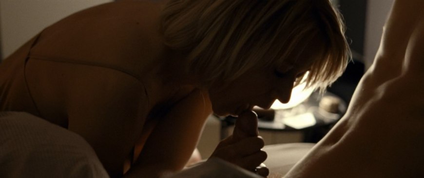 Голая Нуми Рапас с татуировкой дракона