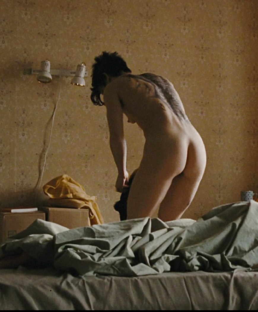 Nude Scene девушка с татуировкой дракона