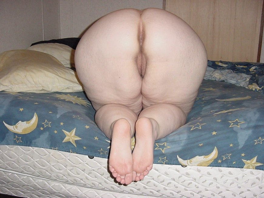 Старые женщины раздвигают ягодицы