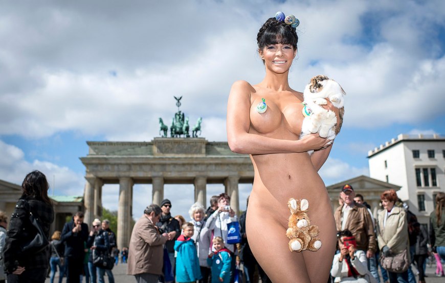 Голые нудисточки на фестивале