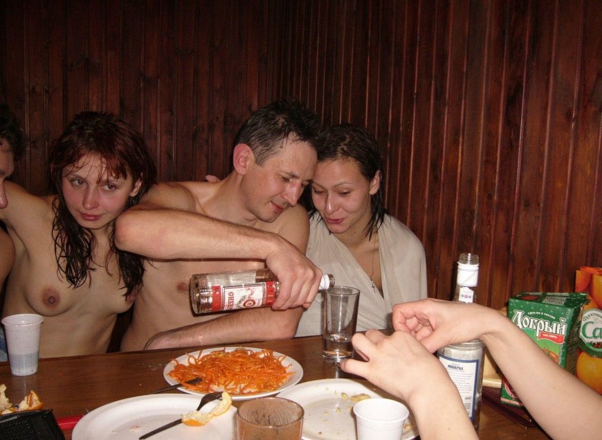 В сауне голые пьяные женщины